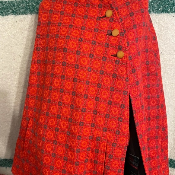 70’s Pure New Wool plaid cape with removable belt. - Picture 2 of 4